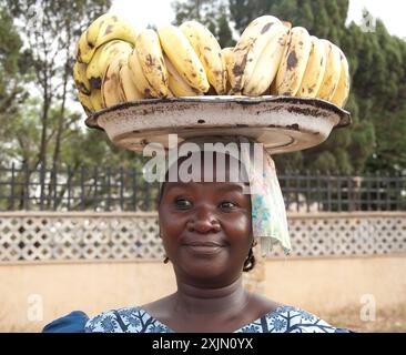 Femme vendant des bananes, État de Kaduna, Nigeria, Afrique Banque D'Images