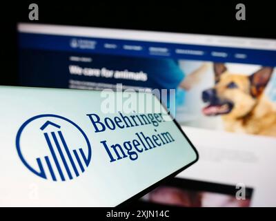 Stuttgart, Allemagne, 01-11-2023 : téléphone portable avec logo de la société pharmaceutique Boehringer Ingelheim sur l'écran devant le site Web de l'entreprise. Concentrez-vous sur Banque D'Images