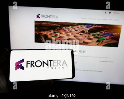 Stuttgart, Allemagne, 01 27 2023 : personne tenant un smartphone avec le logo de la société canadienne Frontera Energy Corporation sur l'écran devant le site Web. Banque D'Images