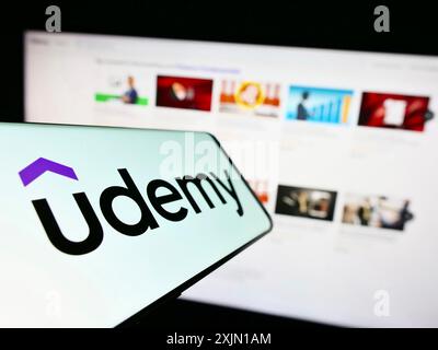 Stuttgart, Allemagne, 01-14-2023 : smartphone avec le logo de la société américaine d'éducation en ligne Udemy Inc sur l'écran devant le site Web. Concentrez-vous sur Banque D'Images