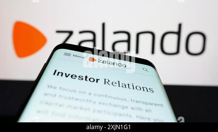 Stuttgart, Allemagne, 01-16-2023 : smartphone avec la page web de la société allemande de commerce électronique Zalando se sur l'écran devant le logo de l'entreprise. Concentrez-vous sur Banque D'Images