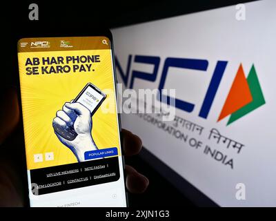 Stuttgart, Allemagne, 01-16-2023 : personne tenant un téléphone portable avec le site Web de National Payments Corporation of India (NPCI) sur l'écran avec le logo. Concentrez-vous sur Banque D'Images