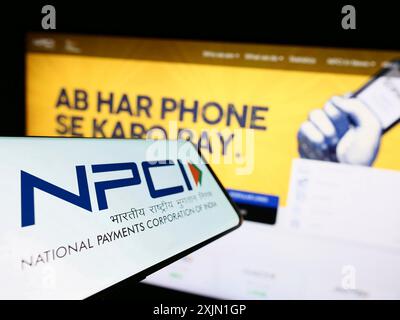 Stuttgart, Allemagne, 01-16-2023 : smartphone avec le logo de National Payments Corporation of India (NPCI) sur l'écran devant le site Web. Concentrez-vous sur Banque D'Images