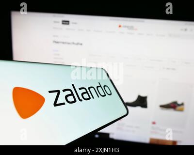 Stuttgart, Allemagne, 01-16-2023 : téléphone portable avec le logo de la société allemande de commerce électronique Zalando se sur l'écran devant le site Web de l'entreprise. Concentrez-vous sur le centre Banque D'Images