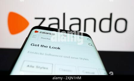 Stuttgart, Allemagne, 01-16-2023 : téléphone portable avec le site de la société allemande de commerce électronique Zalando se sur l'écran devant le logo de l'entreprise. Concentrez-vous sur Banque D'Images