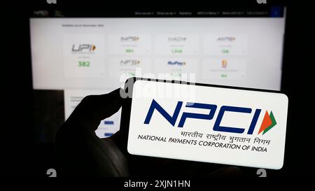 Stuttgart, Allemagne, 01-16-2023 : personne tenant un téléphone portable avec le logo de National Payments Corporation of India (NPCI) sur l'écran devant la page Web. Banque D'Images