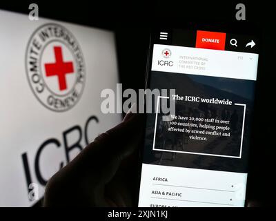 Stuttgart, Allemagne, 01-21-2023 : personne tenant un smartphone avec la page Web du Comité international de la Croix-Rouge (CICR) sur l'écran avec le logo. Mise au point Banque D'Images