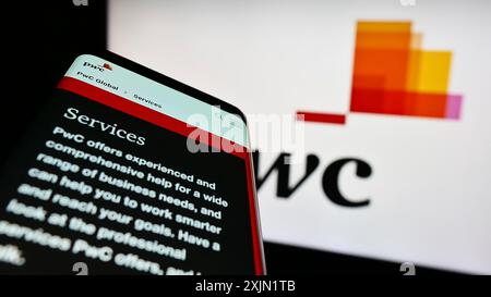 Stuttgart, Allemagne, 01-25-2023, téléphone portable avec la page web de la société de conseil PricewaterhouseCoopers (PWC) sur l'écran devant le logo. Concentrez-vous sur Banque D'Images