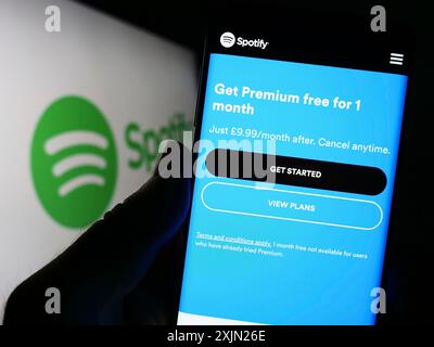 Stuttgart, Allemagne, 01-29-2023, personne tenant un téléphone portable avec la page web de la société de streaming de musique Spotify Technology S.A. sur l'écran avec logo. Mise au point Banque D'Images