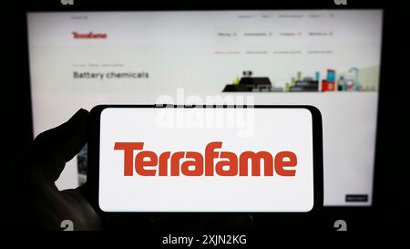 Stuttgart, Allemagne, 03-08-2023 : personne tenant un smartphone avec le logo de la société finlandaise de produits chimiques pour batteries Terrafame Oy sur l'écran devant le site Web. Banque D'Images