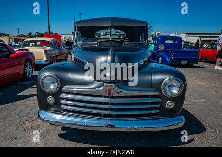 Gulfport, MS - 01 octobre 2023 : vue avant en perspective d'une Ford Super Deluxe coupé 1947 lors d'un salon automobile local. Banque D'Images