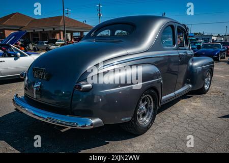 Gulfport, MS - 01 octobre 2023 : vue d'angle arrière en perspective d'une Ford Super Deluxe coupé 1947 lors d'un salon automobile local. Banque D'Images