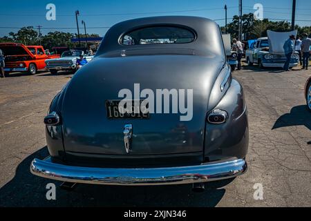 Gulfport, MS - 01 octobre 2023 : vue arrière en perspective élevée d'un Ford Super Deluxe coupé 1947 lors d'un salon automobile local. Banque D'Images