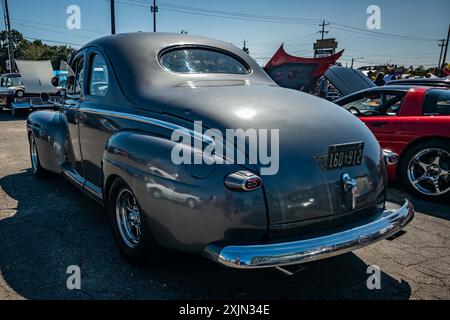 Gulfport, MS - 01 octobre 2023 : vue d'angle arrière en perspective d'une Ford Super Deluxe coupé 1947 lors d'un salon automobile local. Banque D'Images