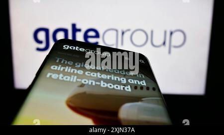 Stuttgart, Allemagne, 03-13-2023 : téléphone portable avec le site web de la société de restauration suisse Gategroup Holding AG sur l'écran devant le logo de l'entreprise. Mise au point Banque D'Images