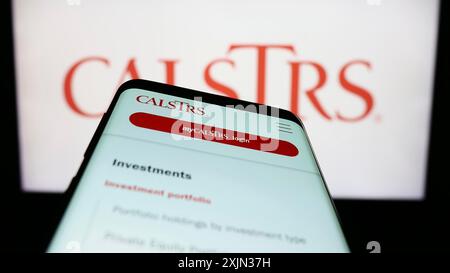 Stuttgart, Allemagne, 03-14-2023 : smartphone avec page web du California State Teachers Retirement System (CalSTRS) sur l'écran devant le logo. Concentrez-vous sur Banque D'Images