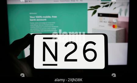 Stuttgart, Allemagne, 03-14-03 2023 : personne tenant un smartphone avec le logo de la société allemande de services financiers N26 Bank AG sur l'écran devant le site Web. Banque D'Images