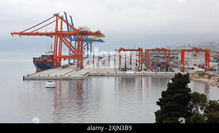 Rijeka, Croatie - 16 octobre 2014 : une grue à portique de chargement de cargo au terminal à conteneurs Adriatic Gate Port Nuageux Autumn Day. Banque D'Images