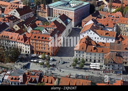 Ljubljana, Slovénie - 12 octobre 2014 : Fontaine d'eau à Novi Trg Downtown Sunny Fall Day dans la capitale vue aérienne. Banque D'Images