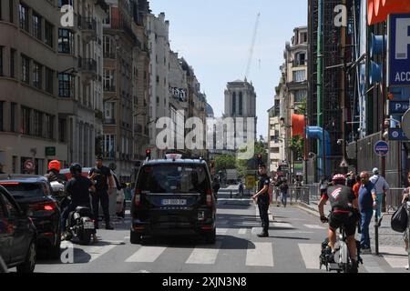 Paris, France. 18 juillet 2024. Paris 2024 : le périmètre gris, aussi appelé LIMON, est entré en vigueur dans la capitale, où des barrages filtrants ont été érigés autour des berges de Seine. Une première journée de filtrage très appréciée par les Parisiens. (Photo de Lionel Urman/Sipa USA) crédit : Sipa USA/Alamy Live News Banque D'Images