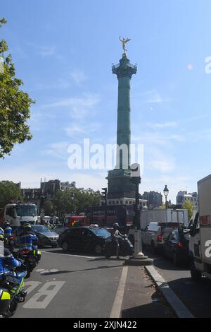 Paris, France. 18 juillet 2024. Paris 2024 : le périmètre gris, aussi appelé LIMON, est entré en vigueur dans la capitale, où des barrages filtrants ont été érigés autour des berges de Seine. Une première journée de filtrage très appréciée par les Parisiens. (Photo de Lionel Urman/Sipa USA) crédit : Sipa USA/Alamy Live News Banque D'Images