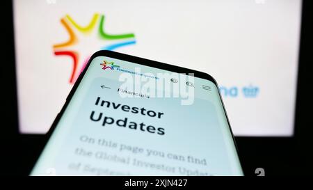 Stuttgart, Allemagne, 03-25-2023, smartphone avec le site web de la société Koninklijke FrieslandCampina N.V. sur l'écran devant le logo de l'entreprise. Concentrez-vous sur Banque D'Images