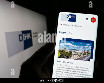 Stuttgart, Allemagne, 03-24-2023 : personne tenant un téléphone portable avec le site de Deutsche industrie- und Handelskammer (DIHK) sur l'écran avec logo. Concentrez-vous sur Banque D'Images