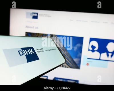 Stuttgart, Allemagne, 03-24-2023 : smartphone avec le logo de Deutsche industrie- und Handelskammer (DIHK) sur l'écran devant le site. Concentrez-vous sur Banque D'Images