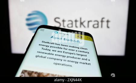 Stuttgart, Allemagne, 03-24-2023 : téléphone portable avec le site Web de la compagnie hydroélectrique norvégienne Statkraft COMME sur l'écran devant le logo de l'entreprise. Concentrez-vous sur Banque D'Images