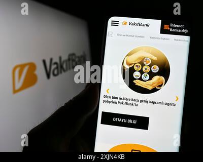 Stuttgart, Allemagne, 04-02-2023 : personne tenant un téléphone portable avec la page web de Turkiye Vakiflar Bankasi TAO (Vakifbank) sur l'écran devant le logo. Mise au point Banque D'Images