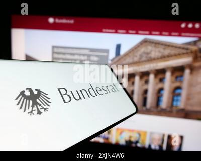 Stuttgart, Allemagne, 04-02-2023 : smartphone avec sceau du corps législatif allemand Bundesrat sur l'écran devant le site. Concentrez-vous sur le centre-gauche de Banque D'Images