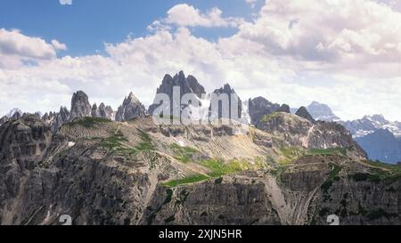 Vue sur la montagne Cadini di Misurina depuis le sentier des trois sommets de Lavaredo, en particulier depuis la chapelle alpine. Dolomites, Italie Banque D'Images