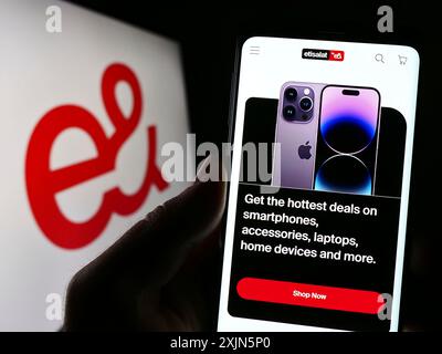 Stuttgart, Allemagne, 04-23-04 2023 : personne tenant un smartphone avec le site Internet d'Emirates Telecommunications Group (etisalat) sur l'écran avec le logo. Concentrez-vous sur Banque D'Images