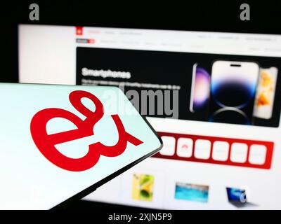 Stuttgart, Allemagne, 04-23-2023 : téléphone portable avec le logo d'Emirates Telecommunications Group (etisalat) sur l'écran devant le site Web. Concentrez-vous sur Banque D'Images