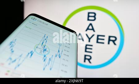 Stuttgart, Allemagne, 04-16-2023 : téléphone portable avec la page web de la société pharmaceutique allemande Bayer AG sur l'écran devant le logo de l'entreprise. Concentrez-vous sur Banque D'Images