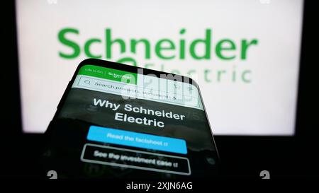 Stuttgart, Allemagne, 04-16-04 2023 : smartphone avec la page web de la société française Schneider Electric se sur l'écran devant le logo de l'entreprise. Concentrez-vous sur Banque D'Images