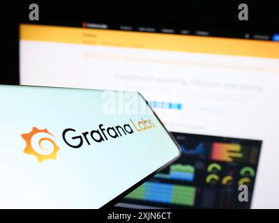 Stuttgart, Allemagne, 03-26-2023, téléphone portable avec le logo de la société américaine de logiciels d'analyse Grafana Labs sur l'écran devant le site Web de l'entreprise. Mise au point Banque D'Images