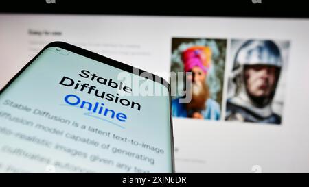 Stuttgart, Allemagne, 03-25-2023, smartphone avec page web et logo du modèle Deep Learning stable diffusion sur l'écran devant le moniteur. Concentrez-vous sur Banque D'Images