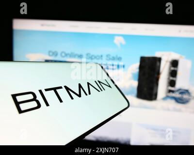 Stuttgart, Allemagne, 03-25-2023, téléphone portable avec le logo de la société chinoise Bitmain technologies Ltd. sur l'écran en face du site Web. Concentrez-vous sur Banque D'Images