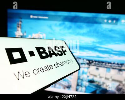 Stuttgart, Allemagne, 03-25-2023, smartphone avec logo de la société chimique allemande BASF se sur l'écran devant le site Web de l'entreprise. Concentrez-vous sur le centre de Banque D'Images