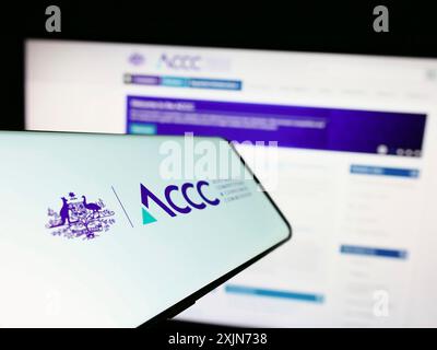 Stuttgart, Allemagne, 03-25-2023, téléphone portable avec le logo de la Commission australienne de la concurrence et de la consommation sur l'écran devant le site Web. Concentrez-vous sur Banque D'Images