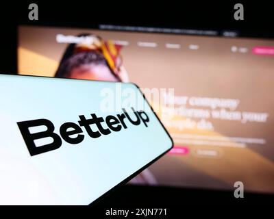 Stuttgart, Allemagne, 03-26-2023, smartphone avec le logo de la société de coaching américaine BetterUp sur l'écran devant le site Web de l'entreprise. Concentrez-vous sur Banque D'Images