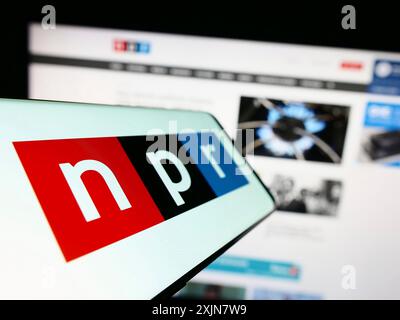 Stuttgart, Allemagne, 06-17-2023 : téléphone portable avec le logo de l'organisation médiatique National public Radio (NPR) sur l'écran devant le site Web. Concentrez-vous sur Banque D'Images