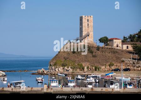 Port et tour de Nea Fokaia. Halkidiki, Grèce Banque D'Images