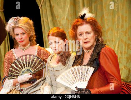 de gauche à droite : Jackie Clune (Miss Ogle), Hannah Spearritt (Lady Frances Touchwood), Maggie Steed (Mrs Racket) dans LE STRATAGÈME BELLE de Hannah Cowley au Southwark Playhouse, Londres SE1 09/09/2011 décor : Simon Kenny costumes : Nicola Fitchett éclairage : Christopher Nairne réalisateur : Jessica Swale Banque D'Images