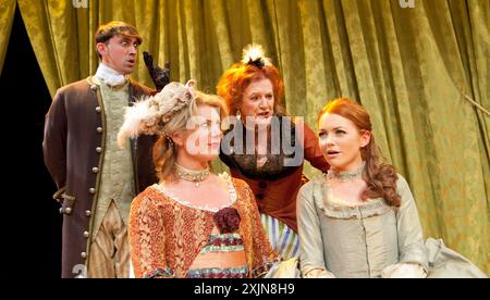 de gauche à droite : Joseph MacNab (Sir George Touchwood), Jackie Clune (Miss Ogle), Hannah Spearritt (Lady Frances Touchwood), Maggie Steed (Mrs Racket) dans LE STRATAGÈME de BELLE'S par Hannah Cowley au Southwark Playhouse, Londres SE1 09/09/2011 décor : Simon Kenny costumes : Nicola Fitchett éclairage : Christopher Nairne réalisateur : Jessica Swale Banque D'Images