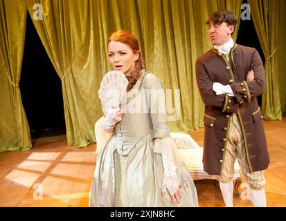 Hannah Spearritt (Lady Frances Touchwood), Joseph MacNab (Sir George Touchwood) dans LA BELLE'S STRATAGEM de Hannah Cowley au Southwark Playhouse, Londres SE1 09/09/2011 décor : Simon Kenny costumes : Nicola Fitchett éclairage : Christopher Nairne réalisateur : Jessica Swale Banque D'Images