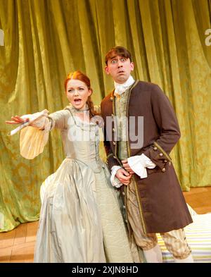 Hannah Spearritt (Lady Frances Touchwood), Joseph MacNab (Sir George Touchwood) dans LA BELLE'S STRATAGEM de Hannah Cowley au Southwark Playhouse, Londres SE1 09/09/2011 décor : Simon Kenny costumes : Nicola Fitchett éclairage : Christopher Nairne réalisateur : Jessica Swale Banque D'Images