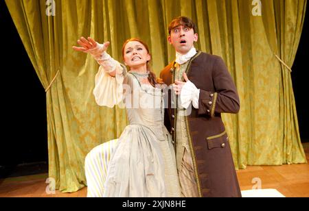 Hannah Spearritt (Lady Frances Touchwood), Joseph MacNab (Sir George Touchwood) dans LA BELLE'S STRATAGEM de Hannah Cowley au Southwark Playhouse, Londres SE1 09/09/2011 décor : Simon Kenny costumes : Nicola Fitchett éclairage : Christopher Nairne réalisateur : Jessica Swale Banque D'Images