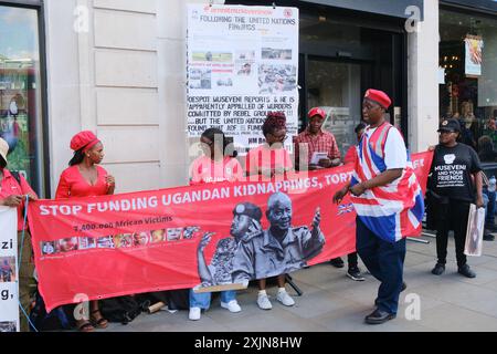 Trafalgar Square, Londres, Royaume-Uni. 19 juillet 2024. Des prisonniers politiques ougandais manifestent devant Uganda House, à Londres. Credit : Matthew Chattle/Alamy Live News Banque D'Images